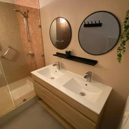 - 2 - Parking Voiture Apartamento *